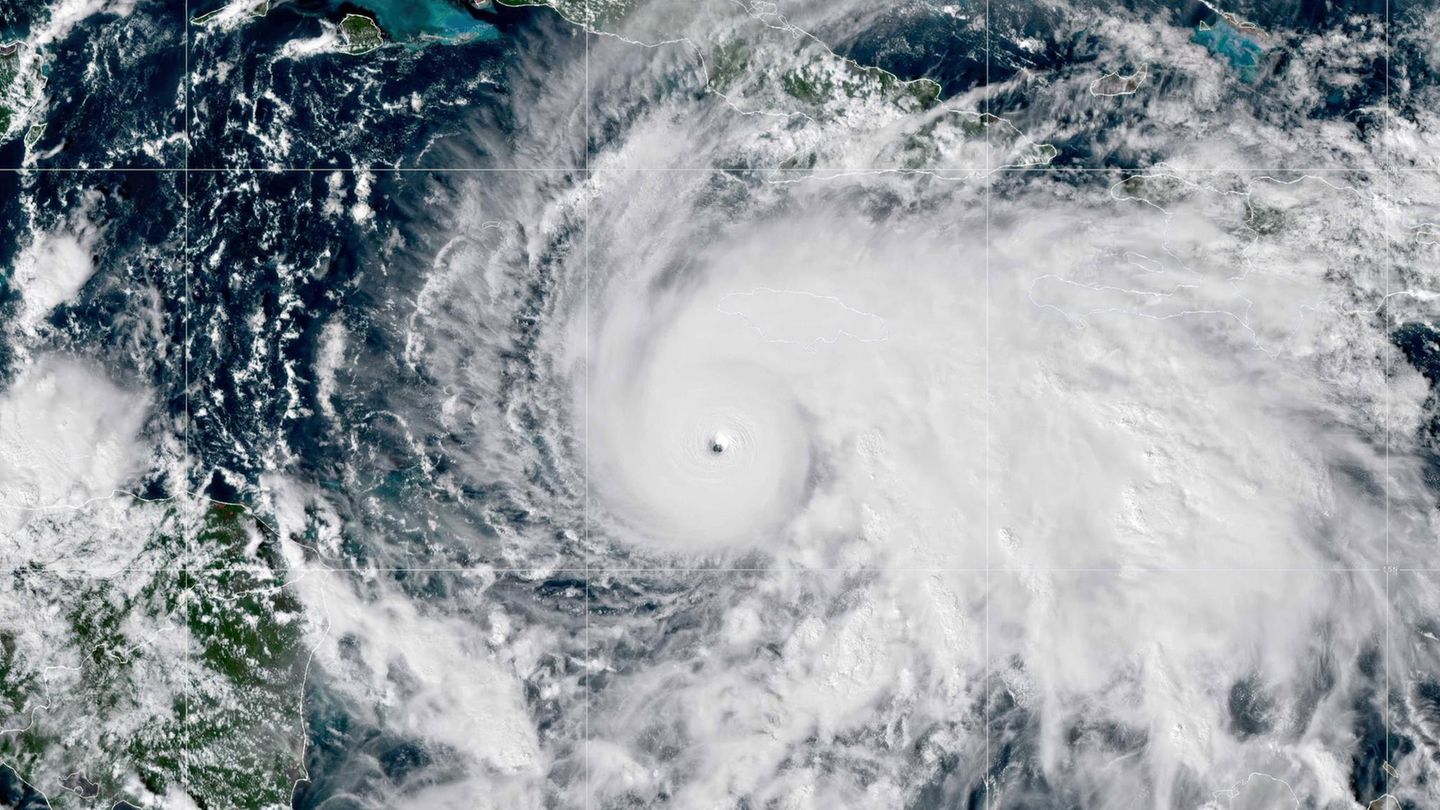 Hurrikan "Melissa" ist auch aus dem Weltall sichtbar. Ein Stück über dem Auge des Hurrikans ist Jamaika schemenhaft zu erkennen. Weiter nördlich liegt Kuba, wo "Melissa" am Mittwoch auf Land treffen soll