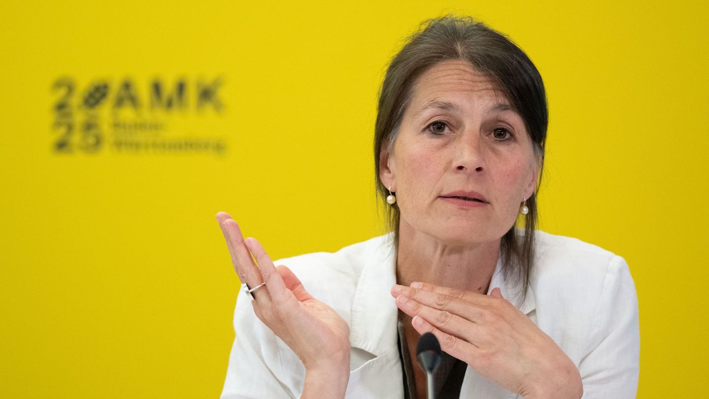 Geflügelpest: Agrarministerin Staudte: Geflügel im Stall halten