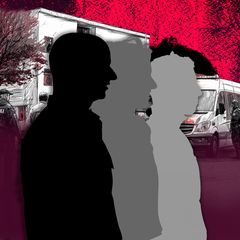 Schatten risse von drei Personen vor einem fiktiven Schulgebäude, Rechtsextremismus