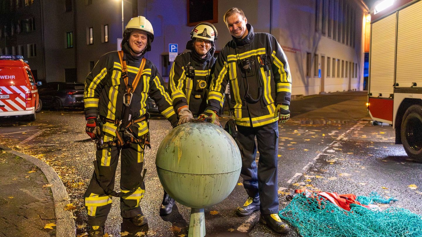 In Bochum haben Feuerwehrleute die 45 Kilogramm schwere Metallkugel von der Spitze der Melanchthonkirche geholt. Foto: Justin Br In Bochum haben Feuerwehrleute die 45 Kilogramm schwere Metallkugel von der Spitze der Melanchthonkirche geholt. Foto: Justin Br