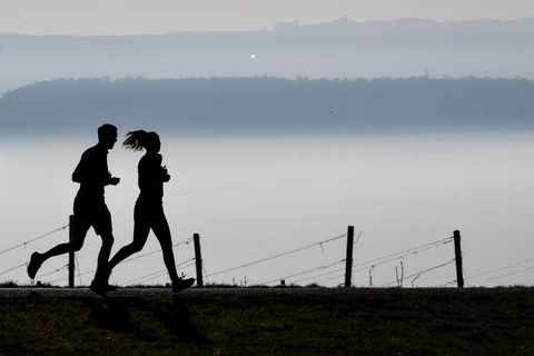 Wenn Frau und Mann zusammen joggen, hat das nicht dieselbe Wirkung. (Illustration) Foto: Felix Kästle/dpa Wenn Frau und Mann zusammen joggen, hat das nicht dieselbe Wirkung. (Illustration) Foto: Felix Kästle/dpa