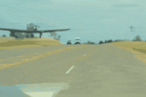 Fast-Katastrophe auf der Autobahn: US-Militärjet schrammt über den Verkehr Ein Militärflugzeug landet auf einer Autobahn