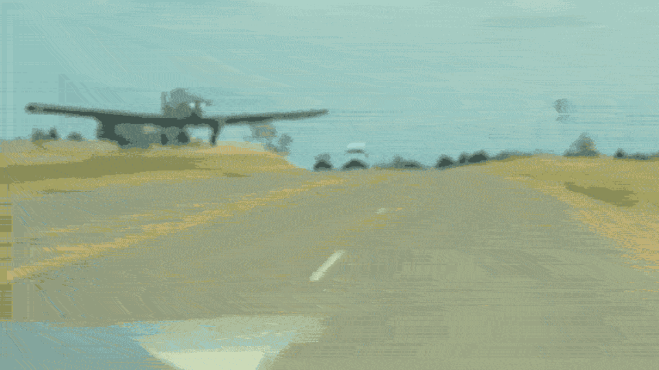 Ein Militärflugzeug landet auf einer Autobahn