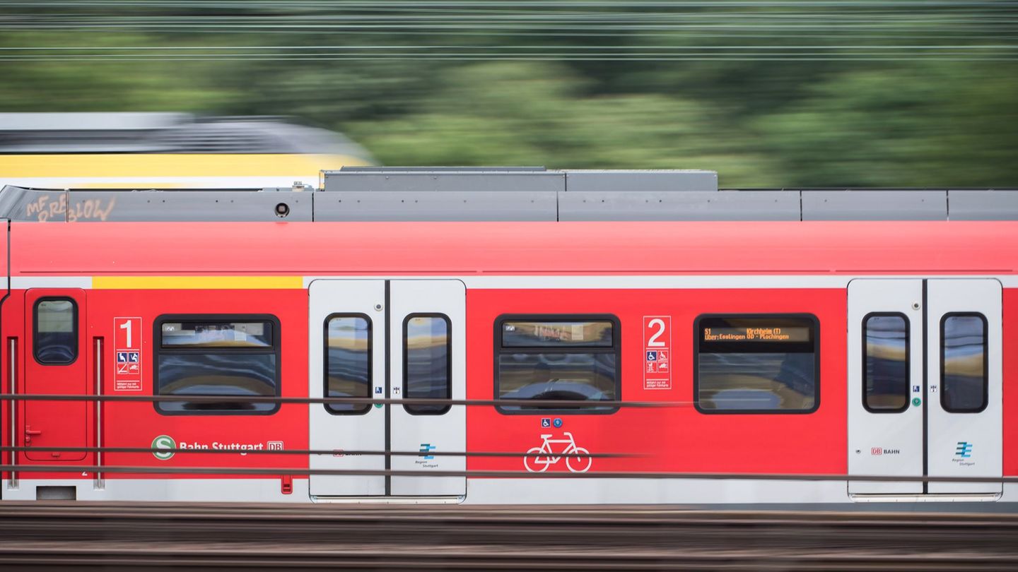 Reisende brauchen am Morgen Geduld. (Symbolbild) Foto: Sebastian Gollnow/dpa Reisende brauchen am Morgen Geduld. (Symbolbild) Foto: Sebastian Gollnow/dpa