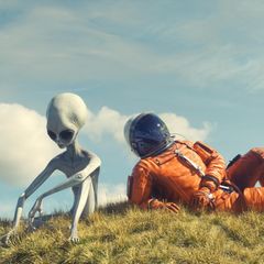 Alien und Astronaut auf einer Wiese Alien und Astronaut auf einer Wiese