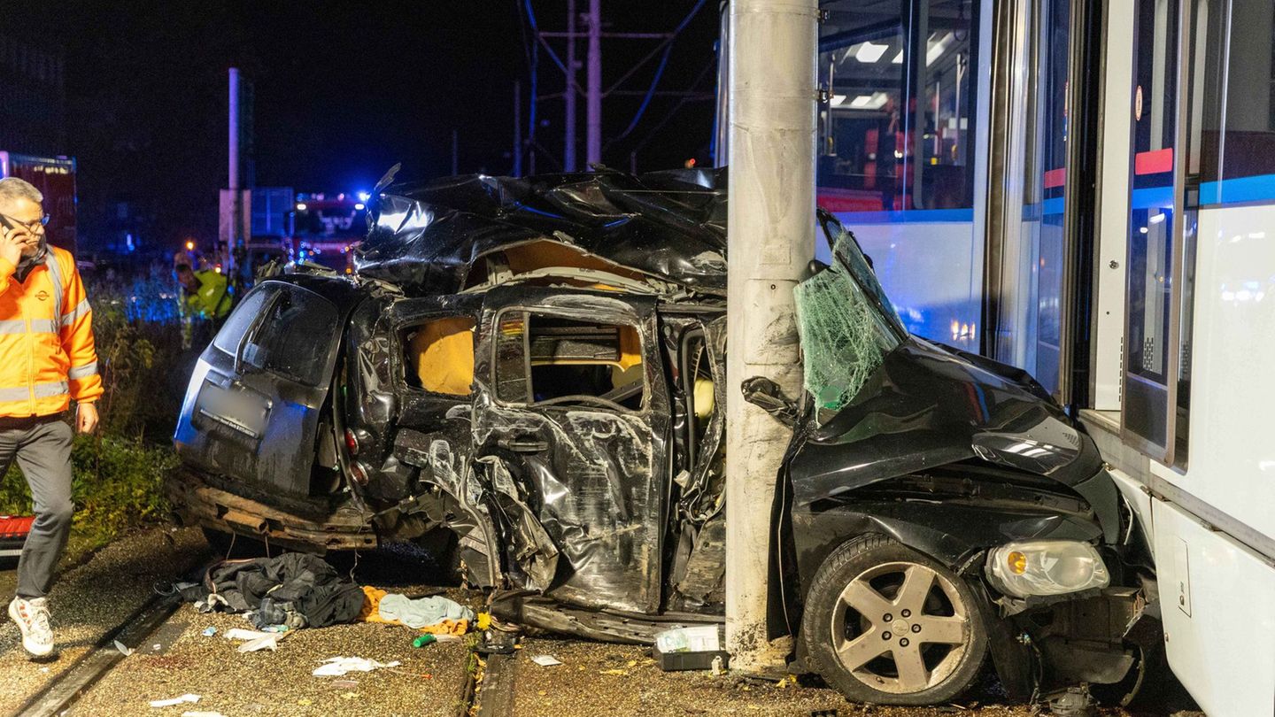 Das Auto wurde zwischen Betonmast und Straßenbahn eingeklemmt, die Aufräumarbeiten dauerten auch nachts noch an. Foto: Justin Br Das Auto wurde zwischen Betonmast und Straßenbahn eingeklemmt, die Aufräumarbeiten dauerten auch nachts noch an. Foto: Justin Br