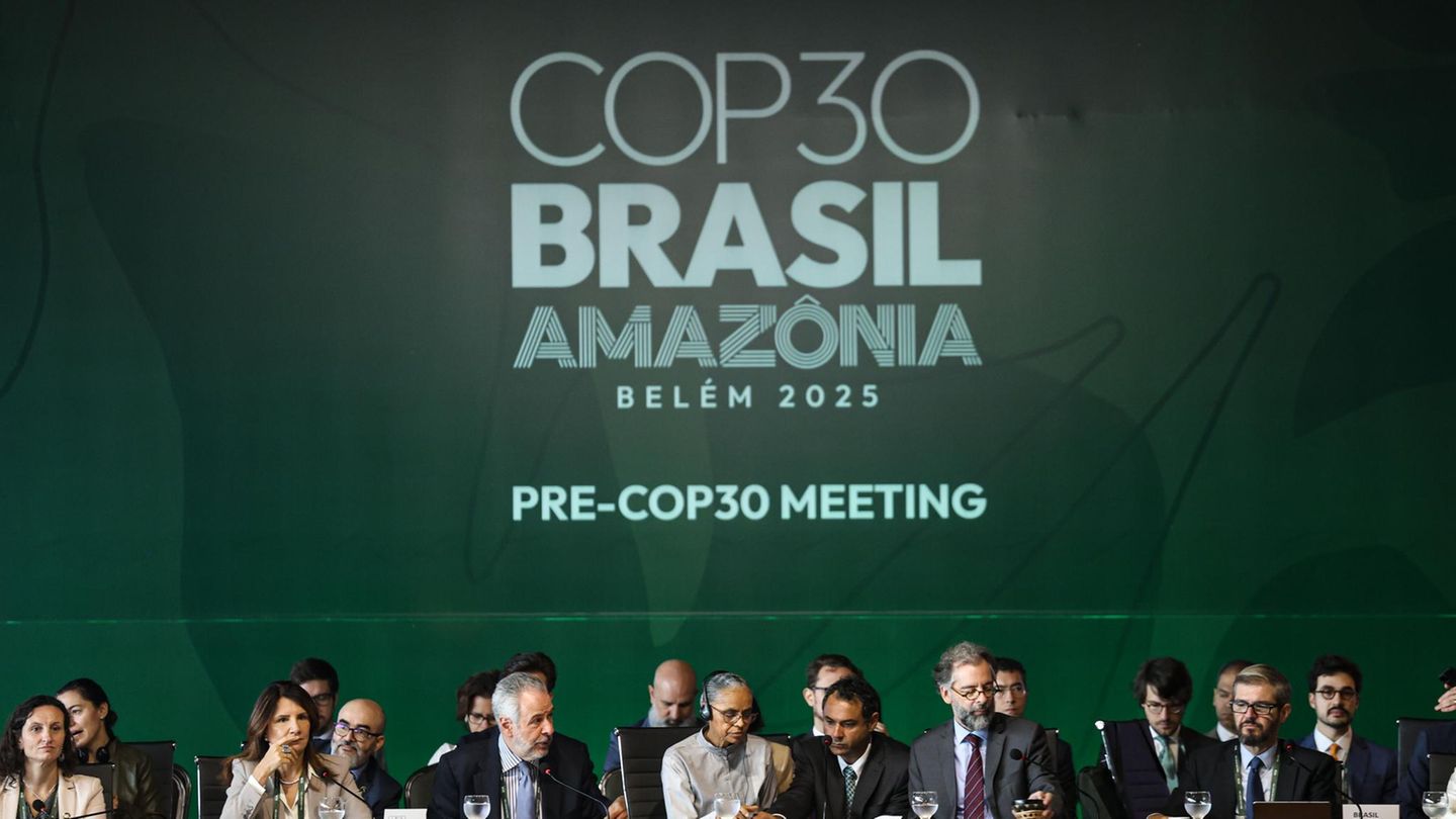 Brasiliens Umweltministerin Marina Silva sitzt zwischen Dutzenden Delegierten bei den Vorbereitungen für den 30. Klimagipfel Brasiliens Umweltministerin Marina Silva sitzt zwischen Dutzenden Delegierten bei den Vorbereitungen für den 30. Klimagipfel