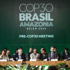 Brasiliens Umweltministerin Marina Silva sitzt zwischen Dutzenden Delegierten bei den Vorbereitungen für den 30. Klimagipfel