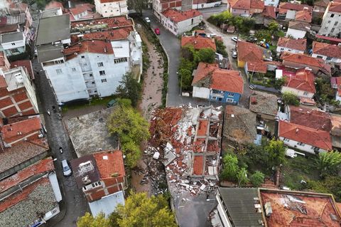 Türkei: Schweres Erdbeben im Westen des Landes Türkei: Schweres Erdbeben im Westen des Landes: Eingestürztes Wohngebäude