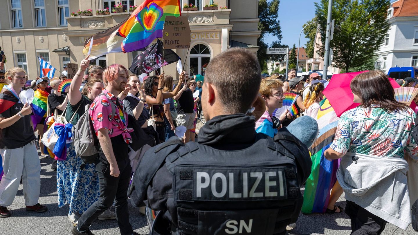 Rund zwei Drittel der CSD-Demos in Ostdeutschland wurde laut Bericht von Störungen begleitet. Besonders betroffen: Magdeburg und Rund zwei Drittel der CSD-Demos in Ostdeutschland wurde laut Bericht von Störungen begleitet. Besonders betroffen: Magdeburg und