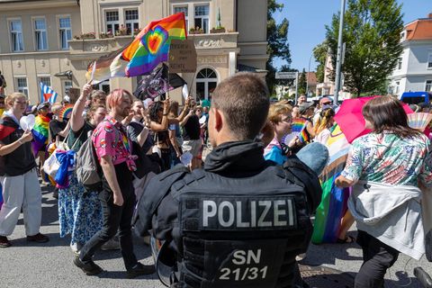 Rund zwei Drittel der CSD-Demos in Ostdeutschland wurde laut Bericht von Störungen begleitet. Besonders betroffen: Magdeburg und