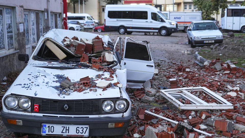 Türkei Erdbeben Schäden Schäden an Gebäuden und Fahrzeugen nach schwerem Erdbeben in der Türkei