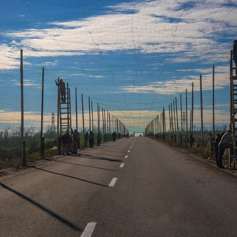Lange Straße in der Ukraine, geschützt durch Netze
