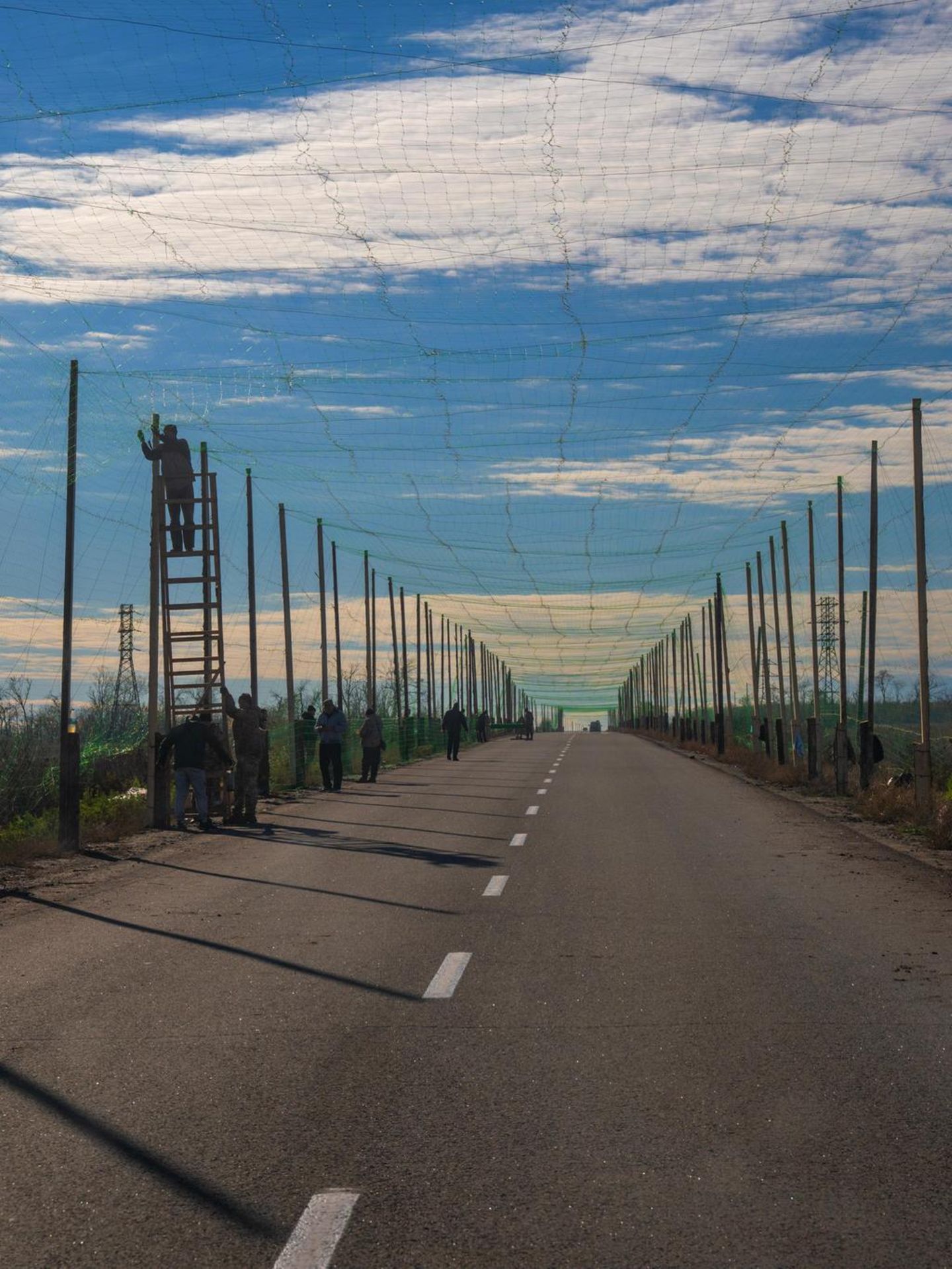 Lange Straße in der Ukraine, geschützt durch Netze