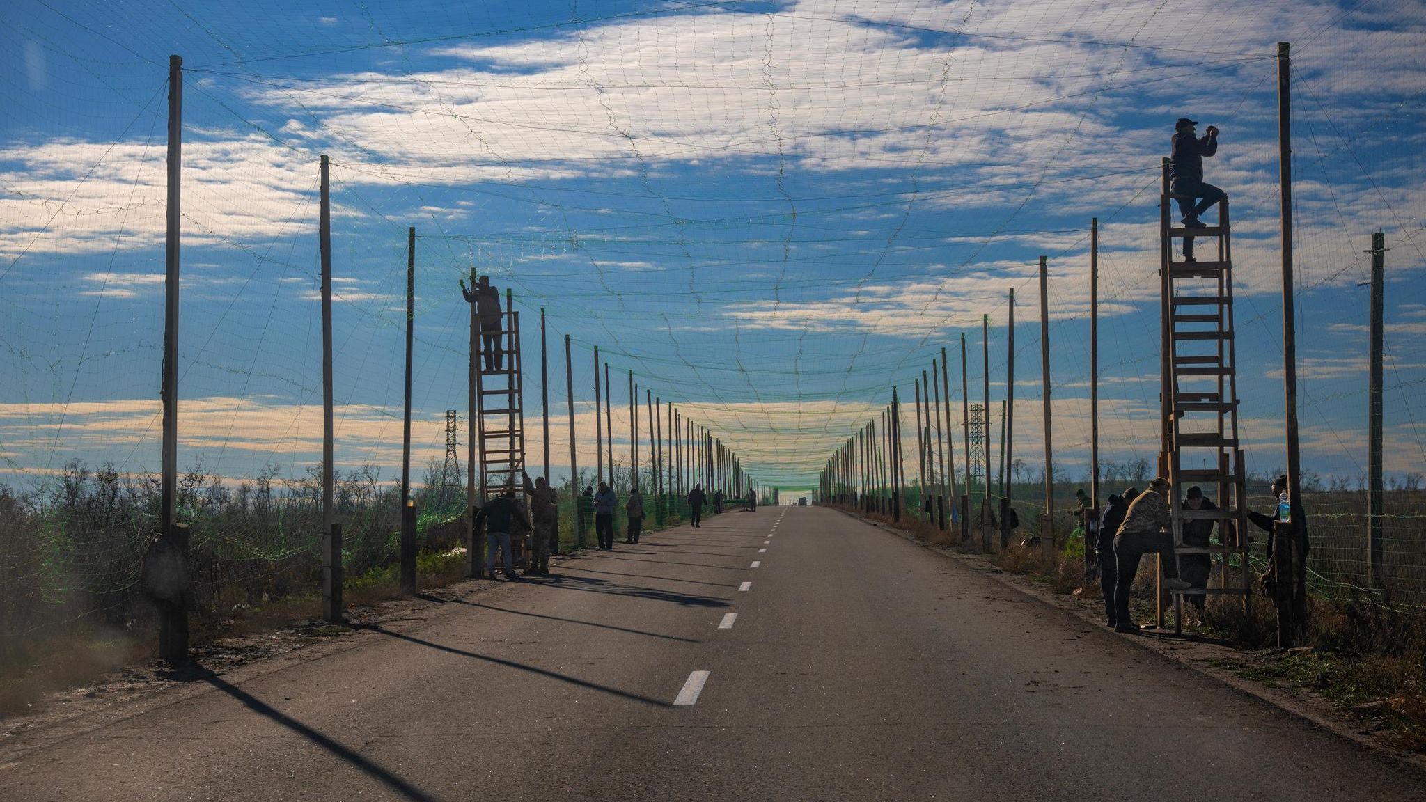 Lange Straße in der Ukraine, geschützt durch Netze