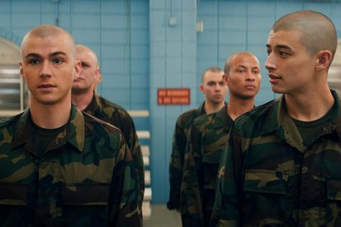 Militärserie: Beste Freunde: Miles Heizer als Cameron Cope und Liam Oh als Ray McAffey in der Netflix-Serie "Boots" Beste Freunde: Miles Heizer als Cameron Cope und Liam Oh als Ray McAffey in der Netflix-Serie "Boots"