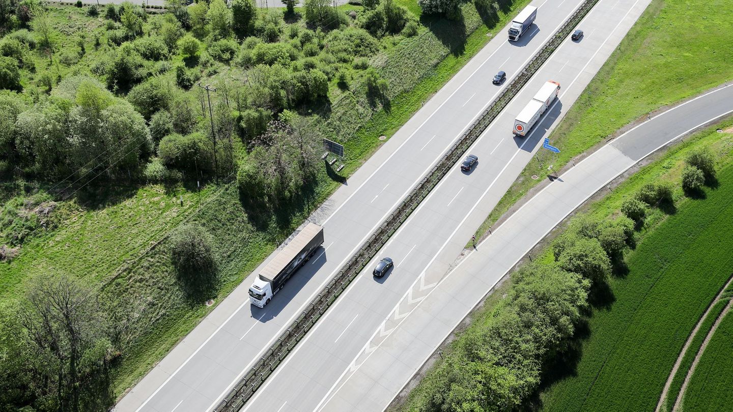 Eine Brücke über die A14 bei Grimma muss abgerissen werden. (Archivbild) Foto: Jan Woitas/dpa-Zentralbild/ZB Eine Brücke über die A14 bei Grimma muss abgerissen werden. (Archivbild) Foto: Jan Woitas/dpa-Zentralbild/ZB