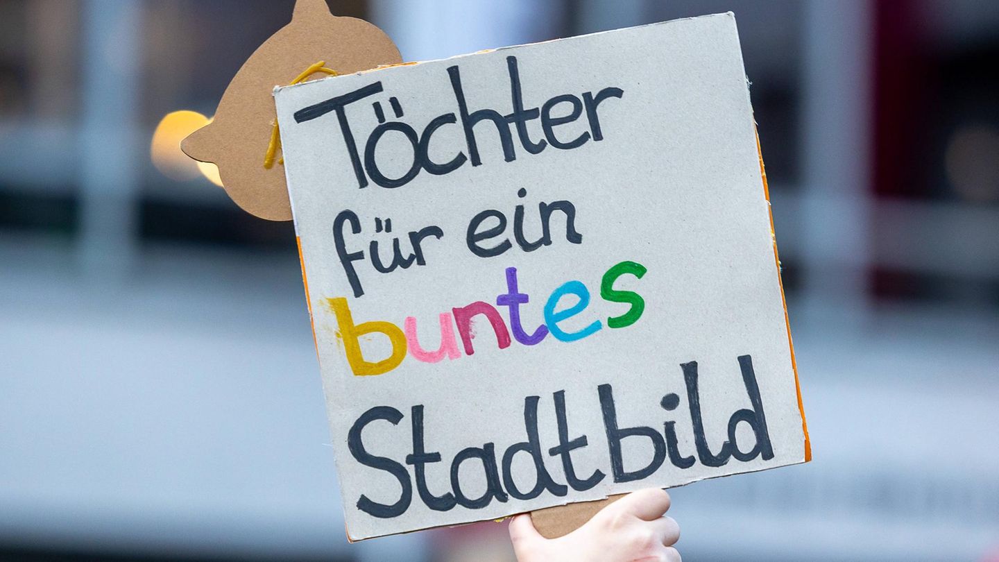 Demoschild für ein "buntes Stadtbild" Demoschild für ein "buntes Stadtbild"
