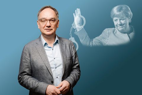 Nico Fried und Angela Merkel im Hintergrund Nico Fried und Angela Merkel im Hintergrund