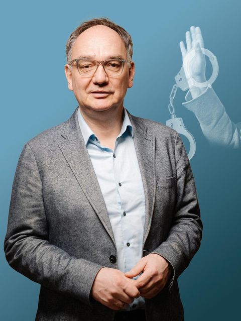 Nico Fried und Angela Merkel im Hintergrund