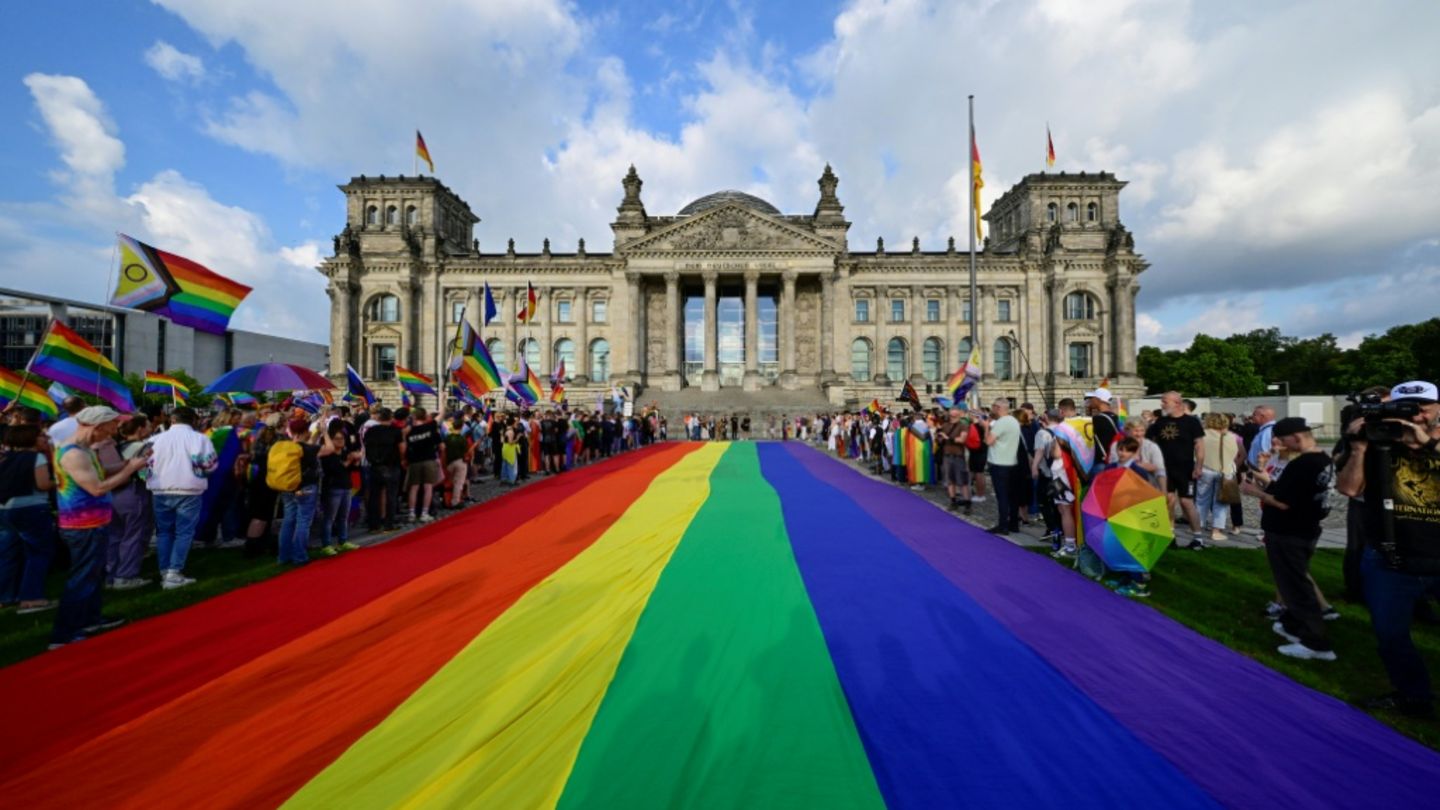 Regenbogenflagge vor dem Reichstagsgebäude in Berlin Regenbogenflagge vor dem Reichstagsgebäude in Berlin