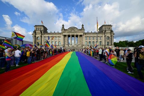 Regenbogenflagge vor dem Reichstagsgebäude in Berlin