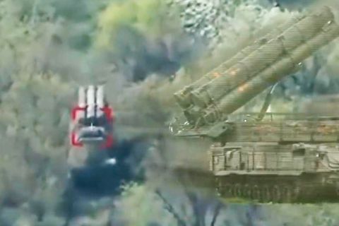 Ukrainer zerstören russisches 45-Millionen-Dollar-Raketensystem Buk-M3 POV einer Drohne.