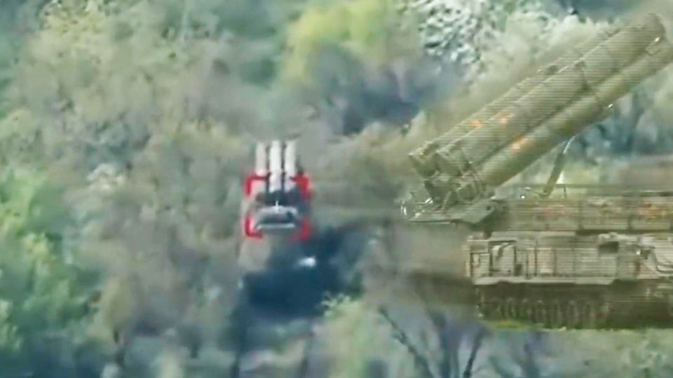 Ukrainer zerstören russisches 45-Millionen-Dollar-Raketensystem Buk-M3 POV einer Drohne.
