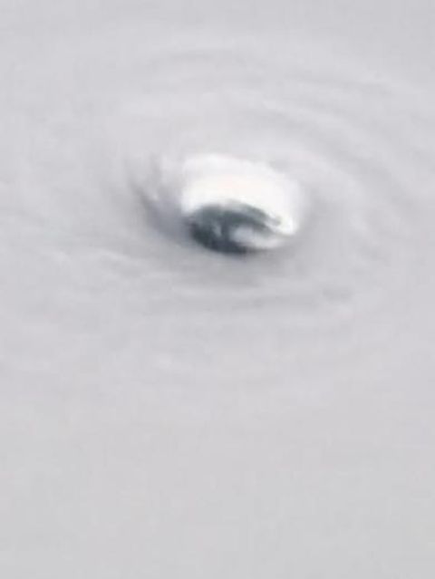 Vor Jamaika: Wetterexperten fliegen durch Hurrikan Melissa POV einer Drohne über dem Auge des Sturms