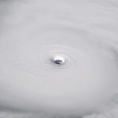 POV einer Drohne über dem Auge des Sturms