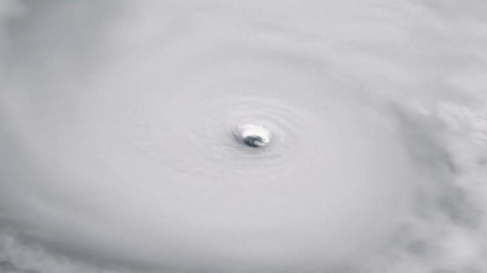 Vor Jamaika: Wetterexperten fliegen durch Hurrikan Melissa POV einer Drohne über dem Auge des Sturms