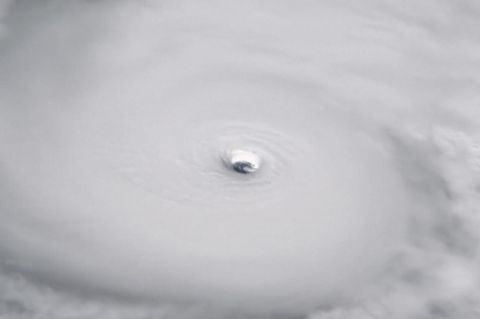 Vor Jamaika: Wetterexperten fliegen durch Hurrikan Melissa POV einer Drohne über dem Auge des Sturms