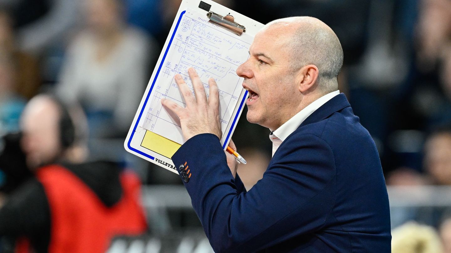 Trainer Joel Banks steht mit den Berlin Volleys vor einer Pflichtaufgabe. (Archivbild) Foto: Uwe Anspach/dpa