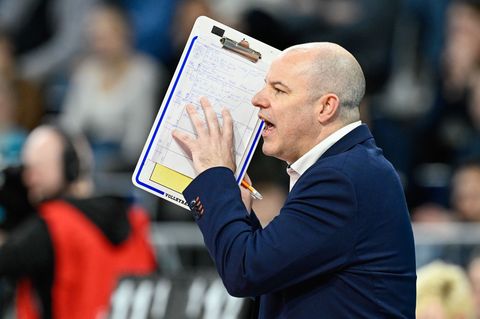 Trainer Joel Banks steht mit den Berlin Volleys vor einer Pflichtaufgabe. (Archivbild) Foto: Uwe Anspach/dpa