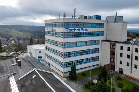 Das Technisat-Werk in Schöneck bekommt einen neuen Eigentümer: Das Raumfahrtunternehmen OHB. (Archivbild) Foto: Jan Woitas/dpa