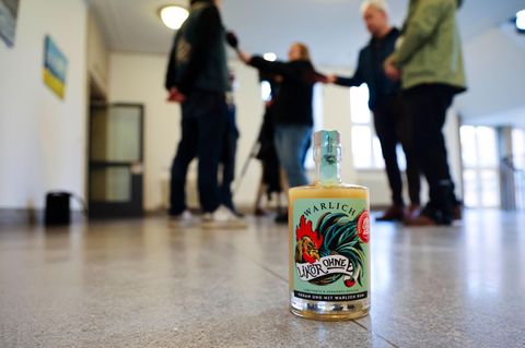 Unternehmer Ole Wittmann (im Hintergrund) darf weiterhin den "Likör ohne Ei" vertreiben Unternehmer Ole Wittmann (im Hintergrund) darf weiterhin den "Likör ohne Ei" vertreiben