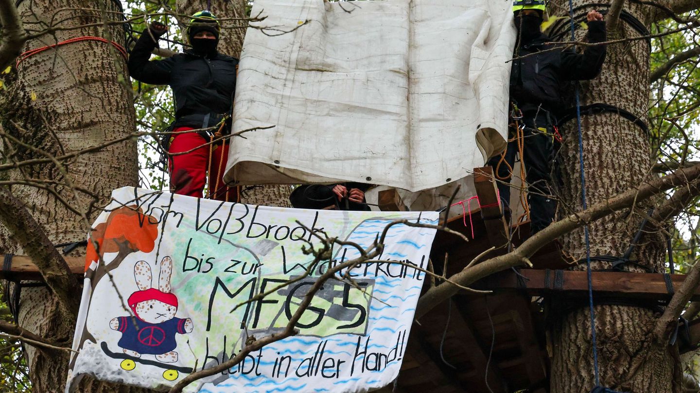 Mitglieder von TKKG Kiel demonstrieren auf dem MFG5-Gelände. Foto: Frank Molter/dpa