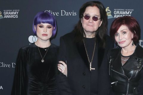 Kelly, Ozzy und Sharon Osbourne (v.l.) auf einer Gala 2020. Kelly, Ozzy und Sharon Osbourne (v.l.) auf einer Gala 2020.