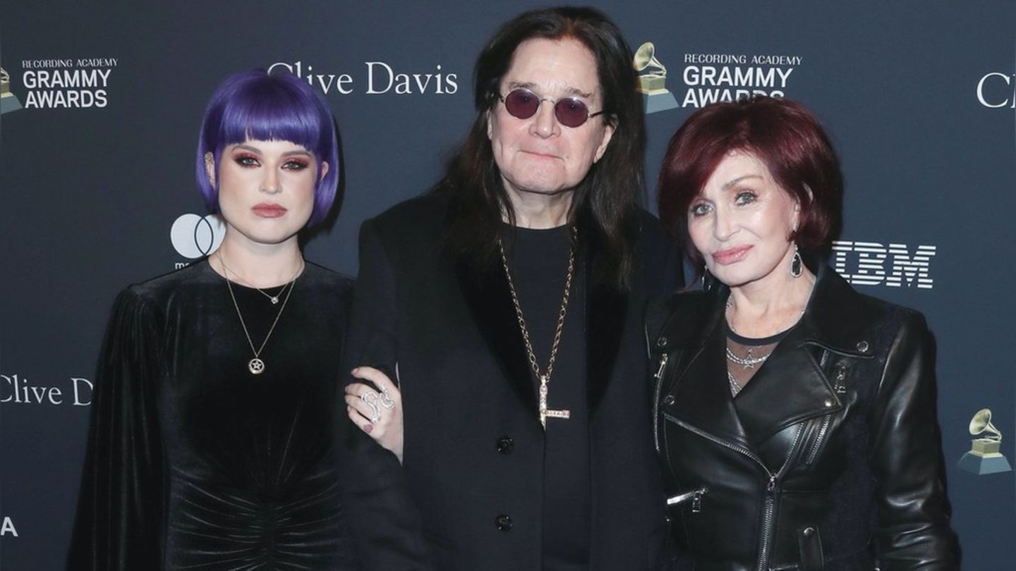 Kelly, Ozzy und Sharon Osbourne (v.l.) auf einer Gala 2020. Kelly, Ozzy und Sharon Osbourne (v.l.) auf einer Gala 2020.