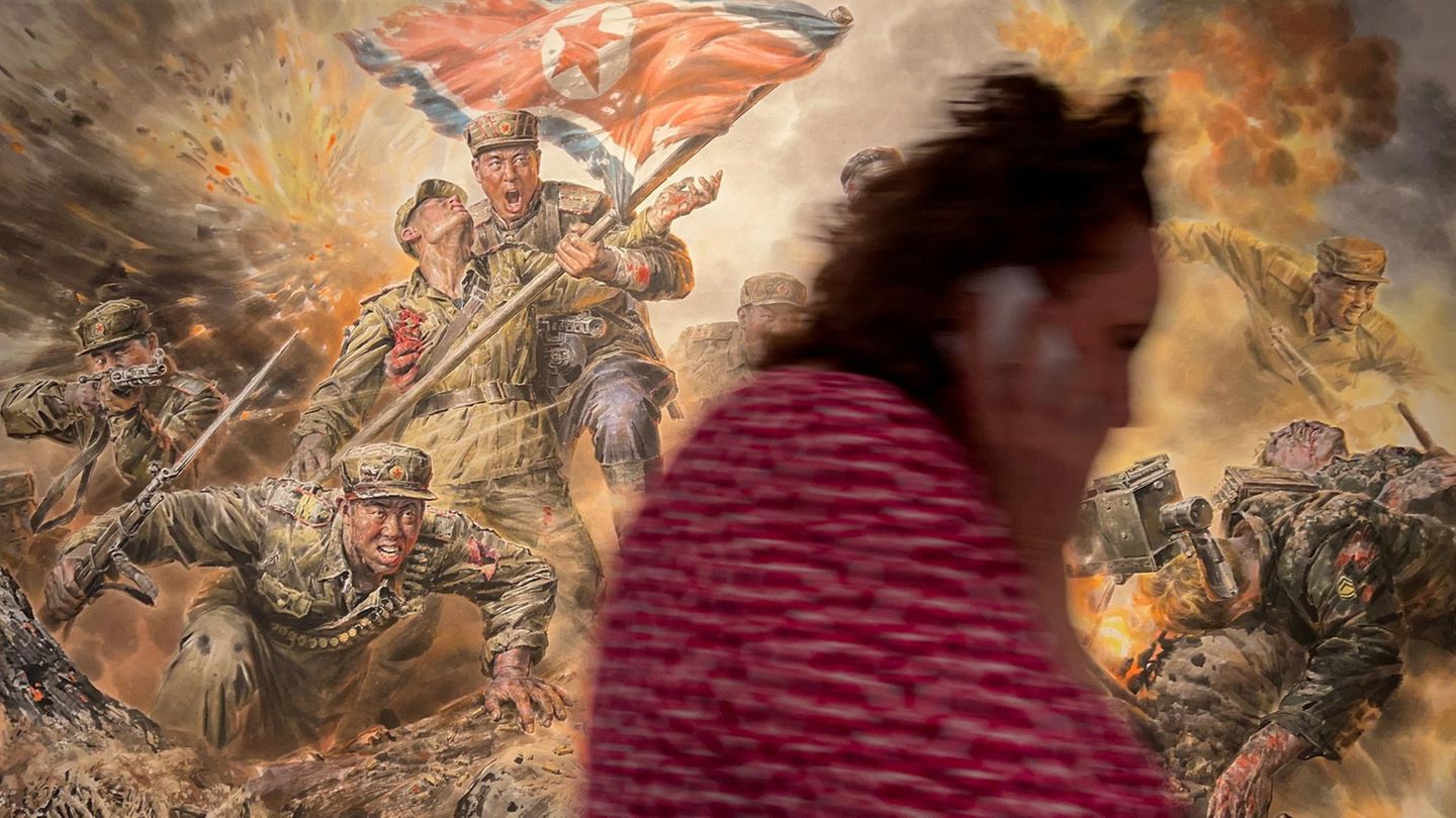 Nordkorea und Russland: Geballer, Gemetzel, Heldentod: ein Bild mit Soldaten aus Nordkorea im Ukrainekrieg, zu sehen in einer Ausstellung in Moskau Geballer, Gemetzel, Heldentod: ein Bild mit Soldaten aus Nordkorea im Ukrainekrieg, zu sehen in einer Ausstellung in Moskau