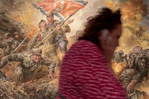 Geballer, Gemetzel, Heldentod: Ein Bild mit Soldaten aus Nordkorea im Ukrainekrieg, zu sehen in einer Ausstellung in Moskau