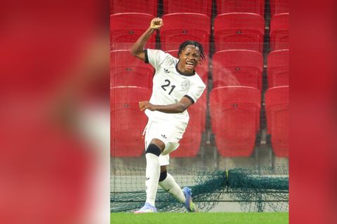 Wisdom Mike (li.) vom FC Bayern München steht im deutschen Kader zur U17-WM.