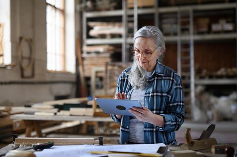 Arbeit in Rente: Seniorin in einer Zimmerei Arbeit in Rente: Das Bild zeigt eine Seniorin in einer Zimmerei