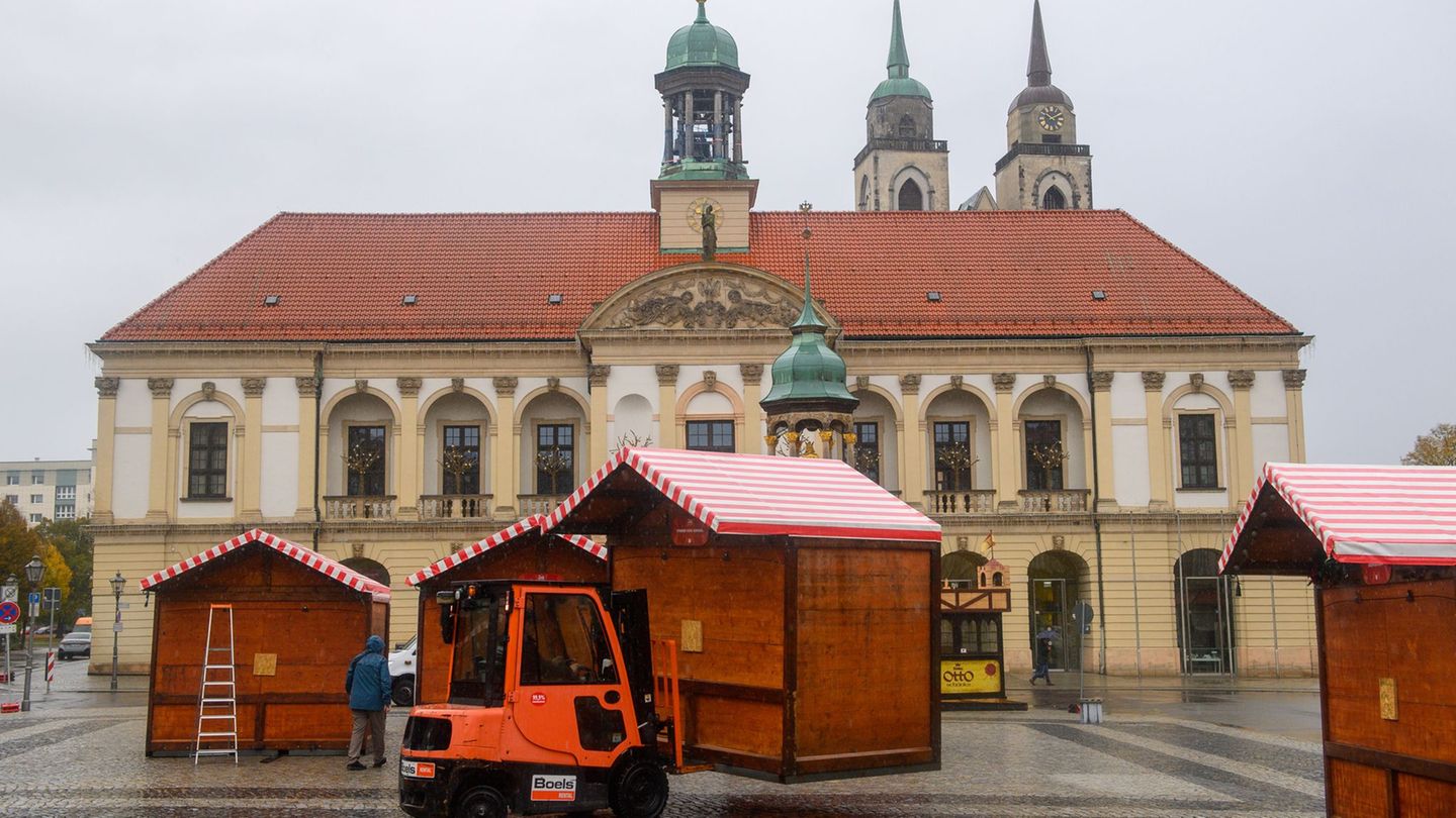 Ein Gabelstapler versetzt auf dem Alten Markt in Magdeburg eine Bude aus Holz. Foto: Klaus-Dietmar Gabbert/dpa Ein Gabelstapler versetzt auf dem Alten Markt in Magdeburg eine Bude aus Holz. Foto: Klaus-Dietmar Gabbert/dpa