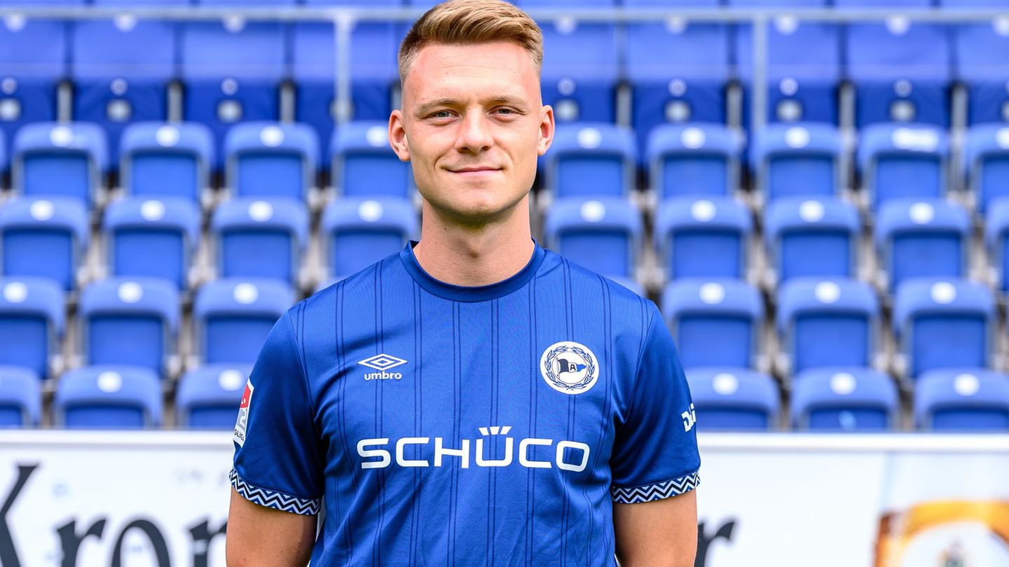 Hat seinen Vertrag vorzeitig verlängert: Arminia Bielefelds Leon Schneider. (Archivbild) Foto: David Inderlied/dpa Hat seinen Vertrag vorzeitig verlängert: Arminia Bielefelds Leon Schneider. (Archivbild) Foto: David Inderlied/dpa