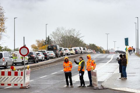 Nach knapp 4,5 Jahren Bauzeit ist der Ersatzneubau der Brücke am südlichen Blumberger Damm fertig. Foto: Soeren Stache/dpa