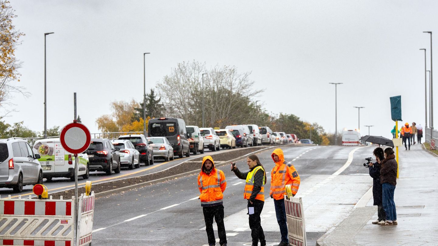 Nach knapp 4,5 Jahren Bauzeit ist der Ersatzneubau der Brücke am südlichen Blumberger Damm fertig. Foto: Soeren Stache/dpa Nach knapp 4,5 Jahren Bauzeit ist der Ersatzneubau der Brücke am südlichen Blumberger Damm fertig. Foto: Soeren Stache/dpa