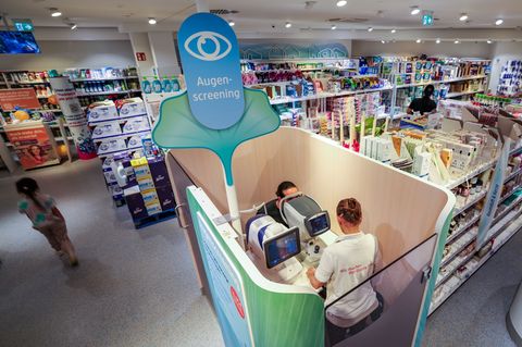 Die Drogeriekette dm bietet seit einigen Wochen verschiedene Gesundheitsdienstleistungen an. (Archivbild) Foto: Christoph Reichw