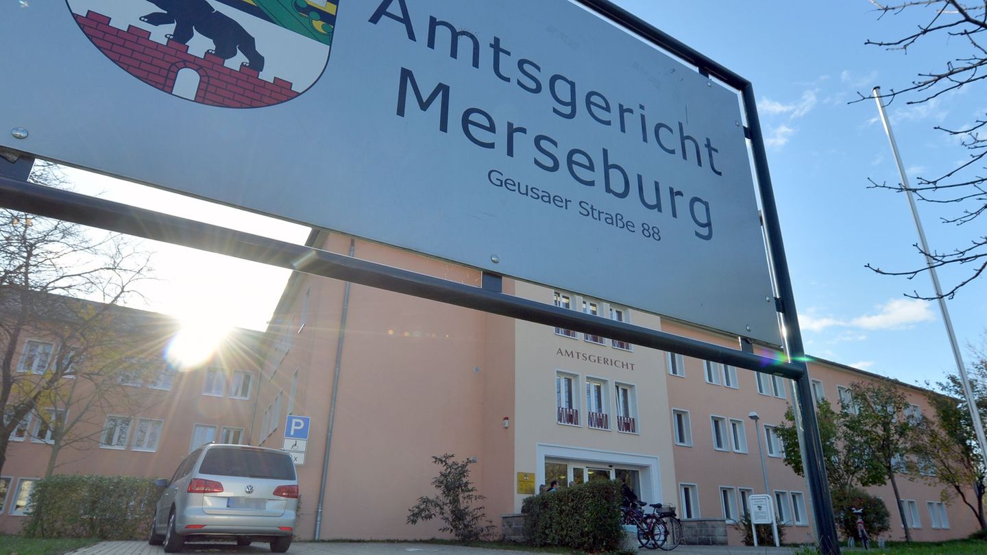 Der Vater muss sich am Amtsgericht unter anderem wegen fahrlässiger Tötung verantworten. (Symbolbild) Foto: Hendrik Schmidt/dpa- Der Vater muss sich am Amtsgericht unter anderem wegen fahrlässiger Tötung verantworten. (Symbolbild) Foto: Hendrik Schmidt/dpa-