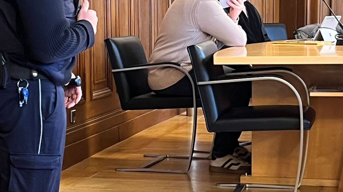 Der Mord-Prozess gegen den Sohn der Frau dauert voraussichtlich mehrere Verhandlungstage. Foto: Tatjana Bojic/dpa Der Mord-Prozess gegen den Sohn der Frau dauert voraussichtlich mehrere Verhandlungstage. Foto: Tatjana Bojic/dpa